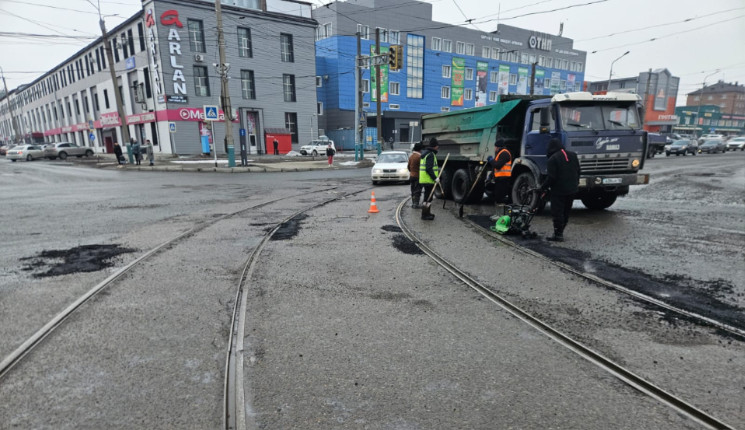 Ямы забивают почти во всём Усть-Каменогорске