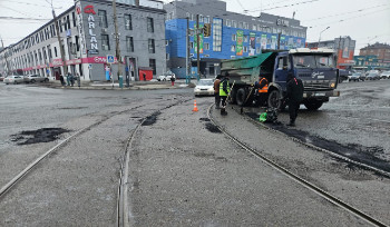 Ямы забивают почти во всём Усть-Каменогорске