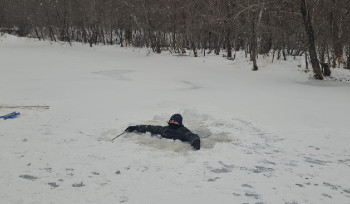 Спасатели просят людей не выходить на весенний лед