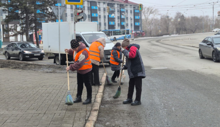 Усть-Каменогорск начали отмывать от зимней грязи
