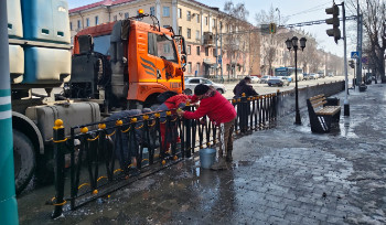 Люди против погоды: в Усть-Каменогорске идёт большая чистка