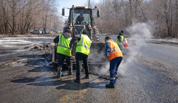 Временную забивку ям продолжают в Усть-Каменогорске