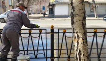 Заборы моют в Усть-Каменогорске