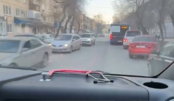 Фельдшер из Усть-Каменогорска показала, как водители пропускают 