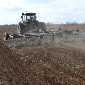 В ВКО аграрии вспахивают землю с помощью автопилота
