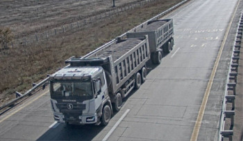 По дорогам Казахстана часто перевозят грузы тяжелее нормы