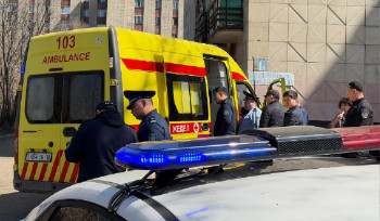 Житель Усть-Каменогорска собирался прыгнуть с крыши девятиэтажного дома