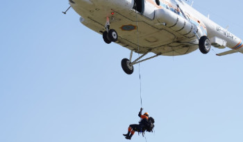 Спасатели ВКО десантировались с вертолета