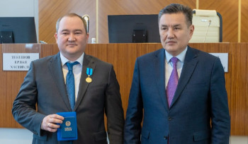 Аким Усть-Каменогорска получил медаль за высокие достижения в труде