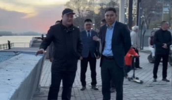 Парапет на набережной Иртыша покрасят в 