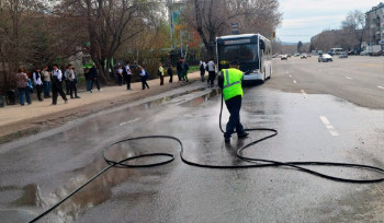 В Усть-Каменогорске коммунальные службы продолжают уборку