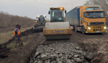 В ВКО на дороге в Шемонаиху убирают пучины