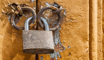 В ВКО мужчину оштрафовали за повреждение двери