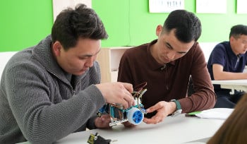 250 педагогов научились сочетать робототехнику и программирование в школьных предметах