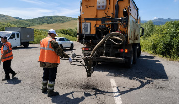 Ямы на дорогах ВКО теперь ремонтируют с помощью эмульсии