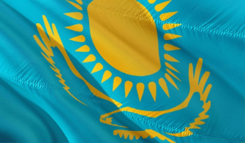 Казахстанцам разрешат вывешивать флаг на балконах