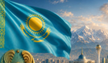 Казахстанцам разъяснили, как именно вывешивать государственный флаг на балконе