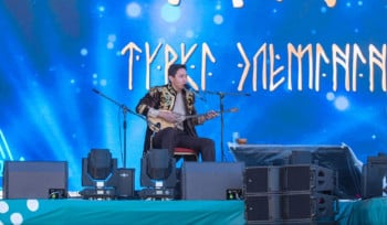 Серик Куанган из ВКО победил в республиканском айтысе акынов