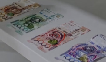 В Нацбанке Казахстана показали, что происходит с банкнотами после стирки
