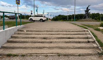 В Усть-Каменогорске ужасает состояние моста в центре города